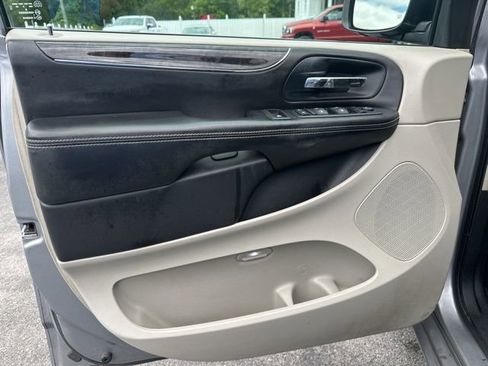 Used 2013 Chrysler Town & Country Touring FWD image 14