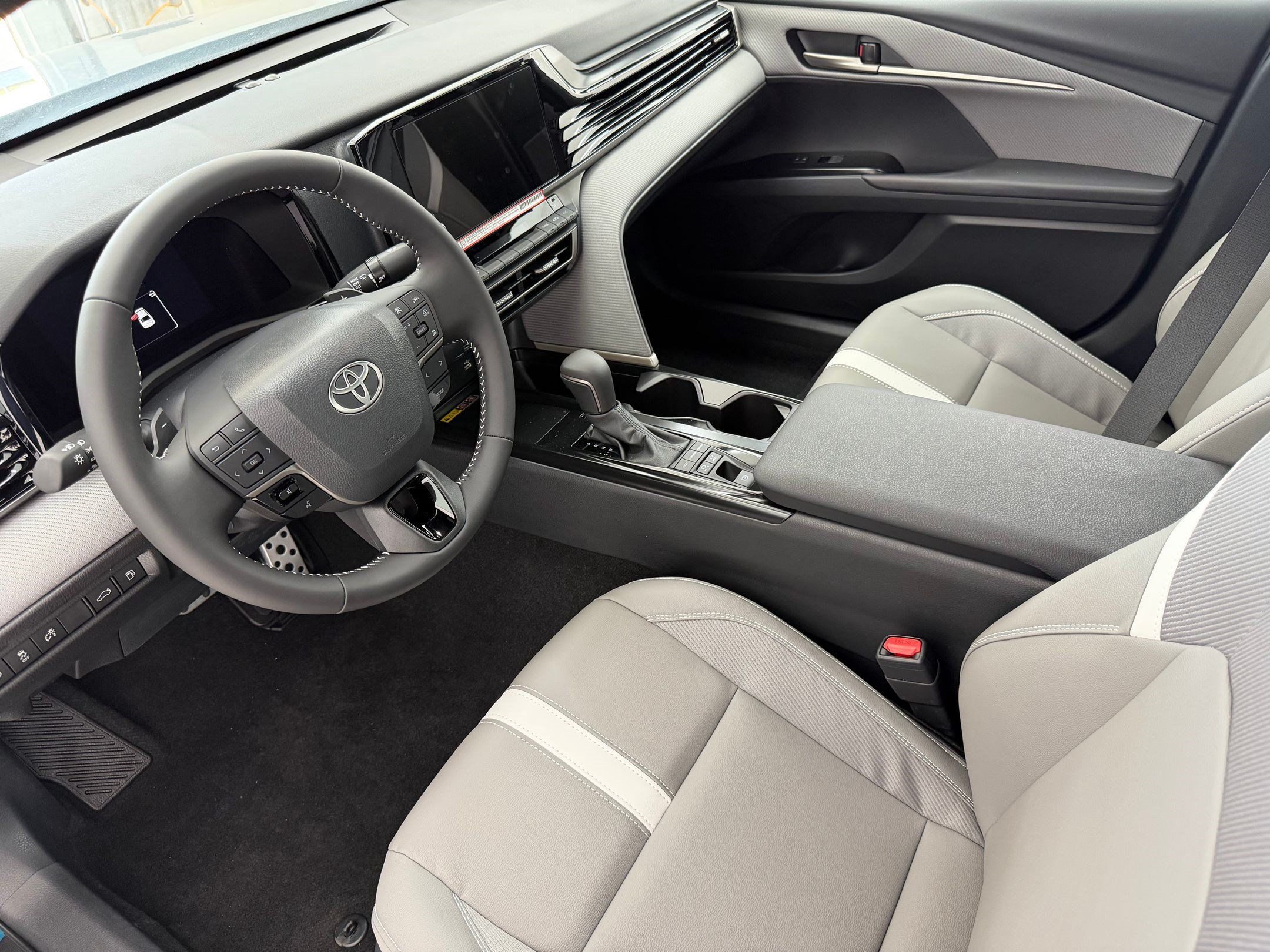 Used 2026 Toyota Camry SE w/ Convenience Package FWD image 4