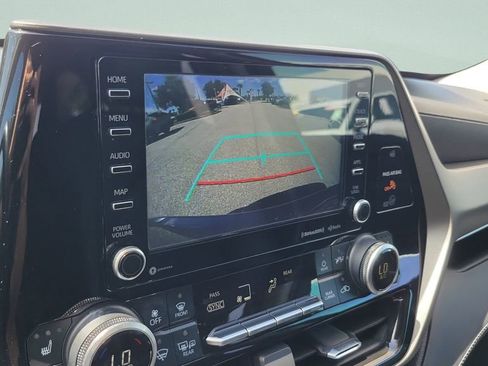 Used 2021 Toyota Highlander XLE image 18
