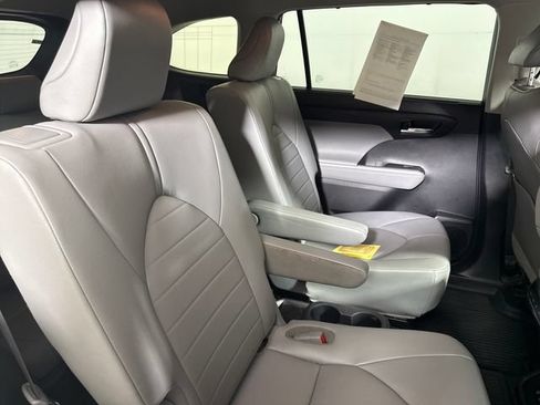 Used 2020 Toyota Highlander XLE AWD/4WD image 14