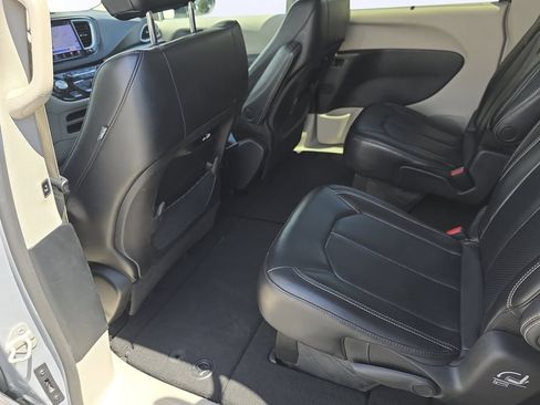 Used 2023 Chrysler Pacifica Touring-L FWD image 28