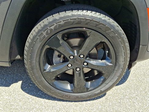 Used 2023 Jeep Grand Cherokee Altitude AWD/4WD image 8