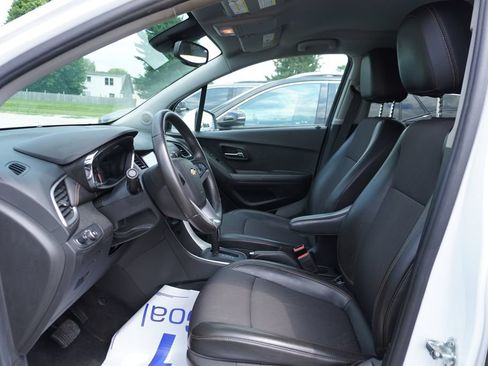 Used 2017 Chevrolet Trax LT w/ LT Convenience Package AWD/4WD image 2