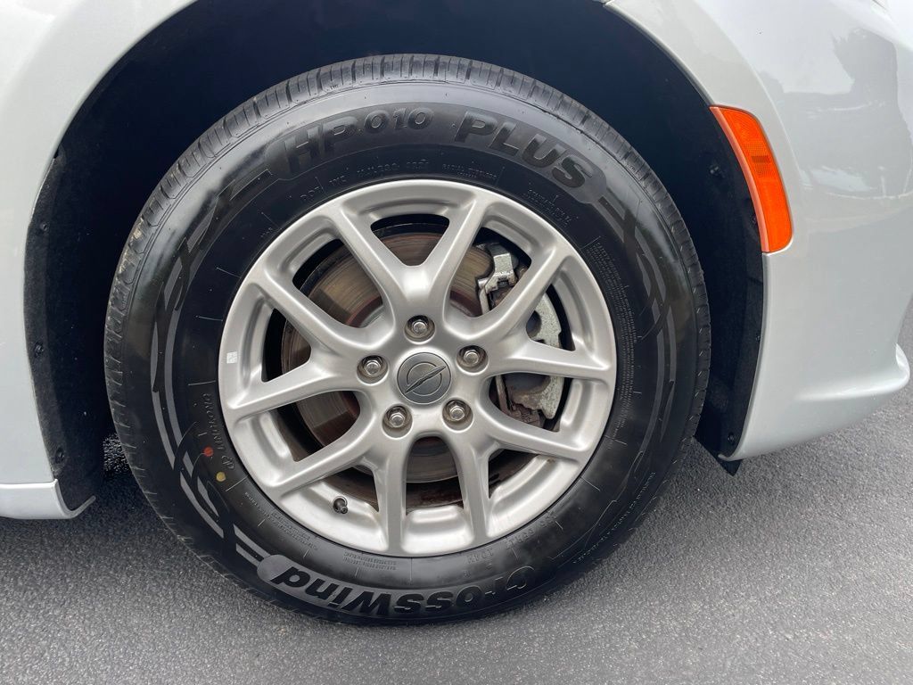 Used 2024 Chrysler Pacifica Touring-L FWD image 22