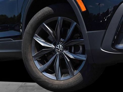 Certified 2023 Volkswagen Tiguan SE w/ Panoramic Sunroof Package AWD/4WD image 3
