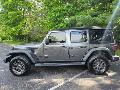 Used 2024 Jeep Wrangler Unlimited Sport AWD/4WD image 5