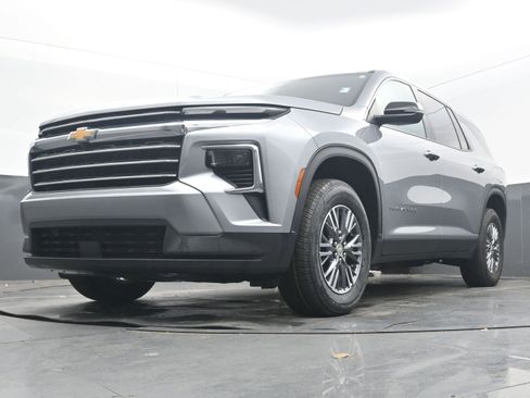 Used 2025 Chevrolet Traverse LT image 25