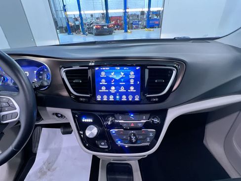 Used 2018 Chrysler Pacifica Touring-L Plus FWD image 23