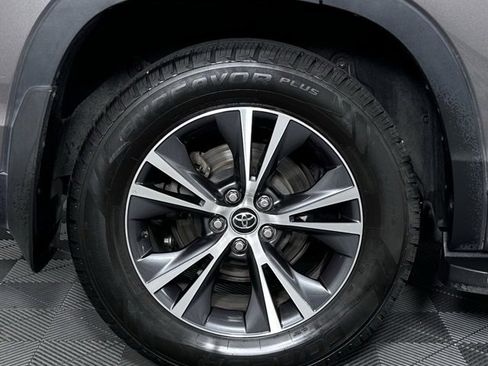 Used 2016 Toyota Highlander XLE image 11
