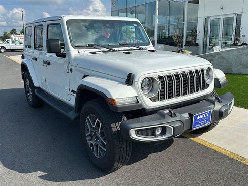 Used 2025 Jeep Wrangler Unlimited Sahara AWD/4WD image 3
