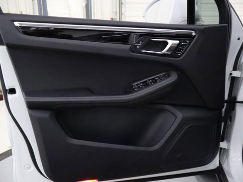 Used 2024 Porsche Macan image 13