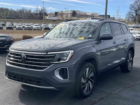 Certified 2025 Volkswagen Atlas SE w/ Panoramic Sunroof Package image 3