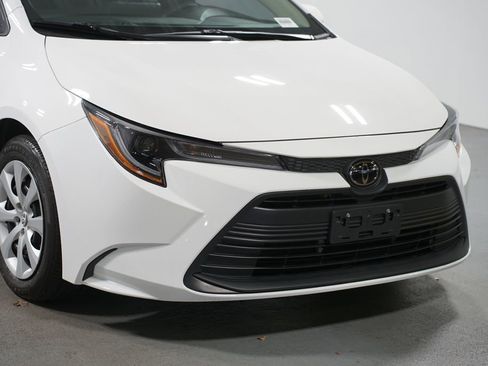 Certified 2025 Toyota Corolla LE image 4