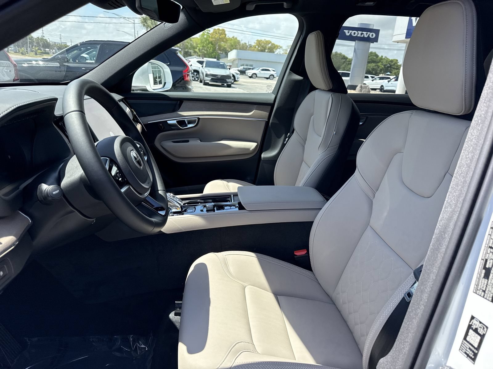 New 2026 Volvo XC90 T8 Plus w/ Protection Package Premier AWD/4WD image 10