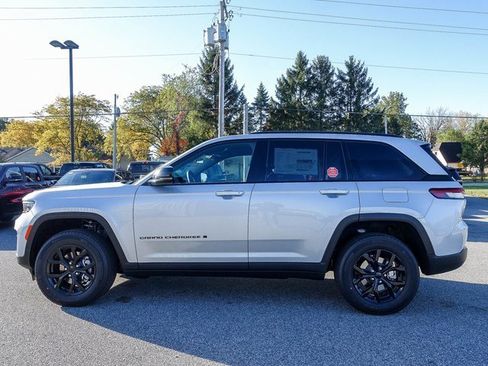 New 2025 Jeep Grand Cherokee Altitude image 26