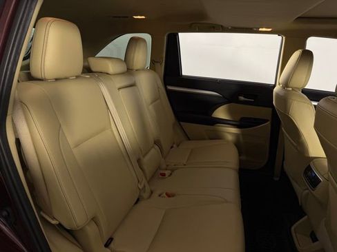 Used 2019 Toyota Highlander XLE image 17