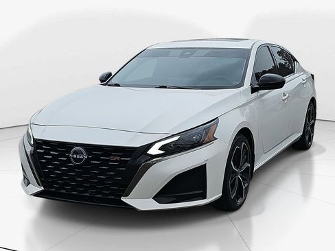 Used 2023 Nissan Altima 2.5 SR w/ SR Premium Package image 10