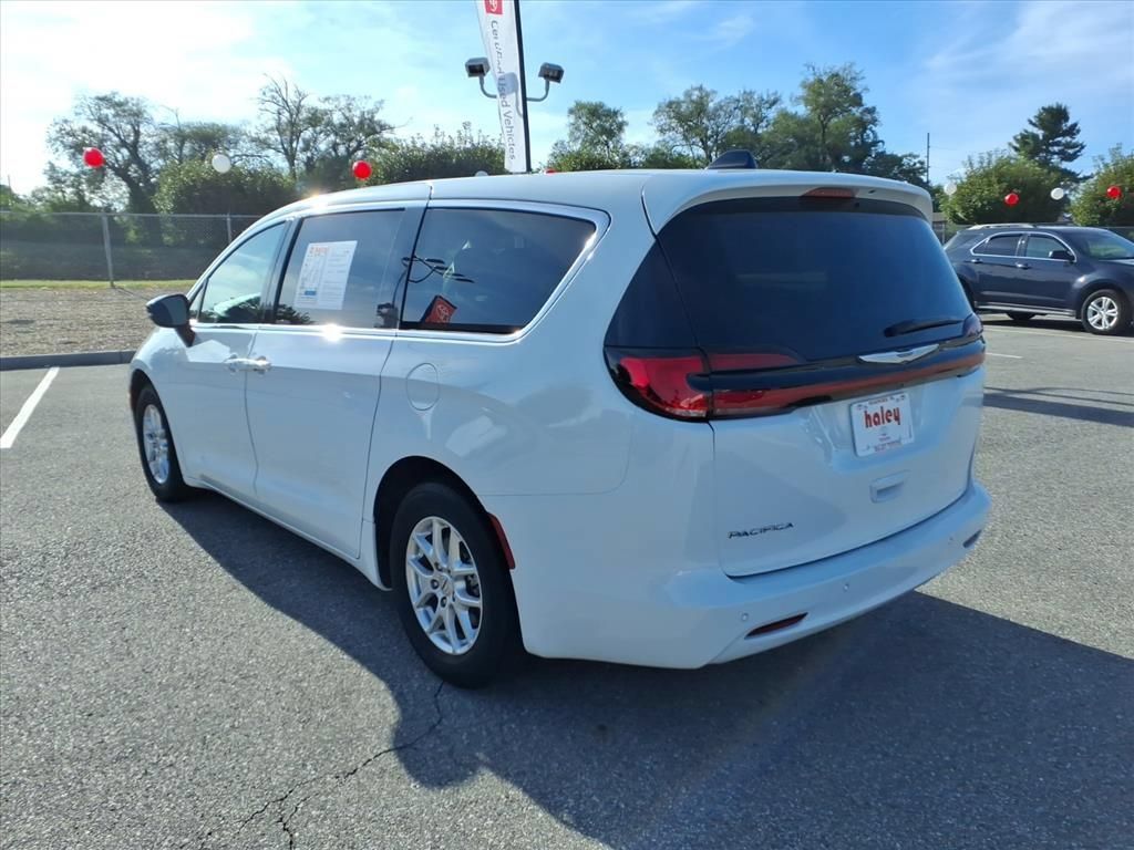 Used 2024 Chrysler Pacifica Touring-L FWD image 7