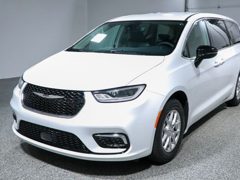 Used 2024 Chrysler Pacifica Touring-L FWD image 32