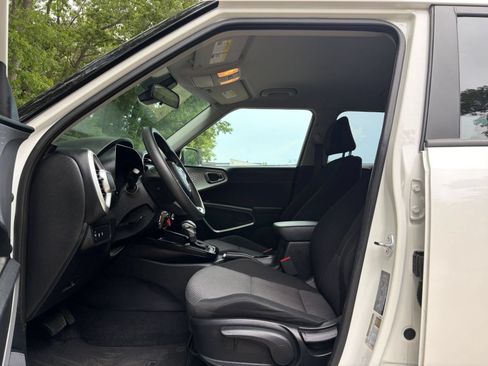Used 2025 Kia Soul LX w/ LX Technology Package FWD image 24