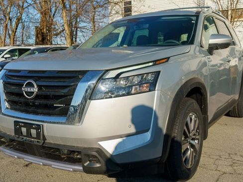 New 2025 Nissan Pathfinder SL image 2