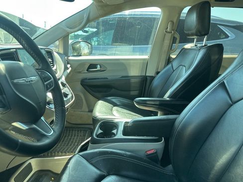 Used 2022 Chrysler Pacifica Touring-L image 5
