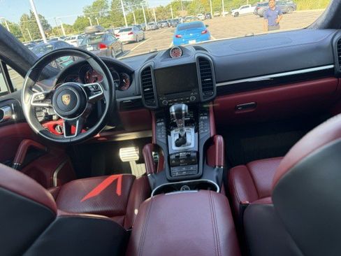 Used 2018 Porsche Cayenne Turbo AWD/4WD image 15