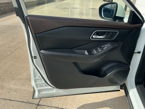 Used 2023 Nissan Rogue Platinum image 7