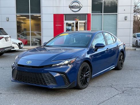 Used 2025 Toyota Camry SE image 1