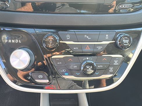 Certified 2020 Chrysler Pacifica Touring w/ Tire & Wheel Group image 16