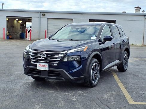 Used 2025 Nissan Rogue SV AWD/4WD image 2