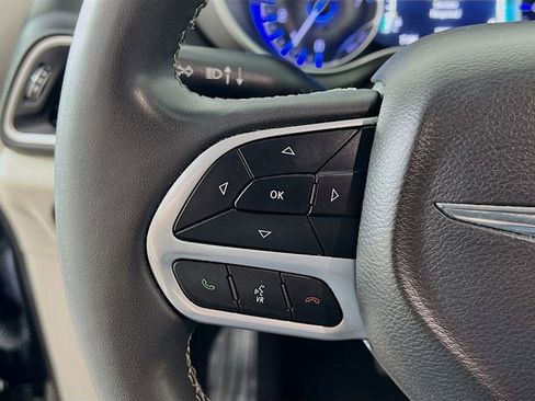 Used 2024 Chrysler Pacifica Touring-L image 13