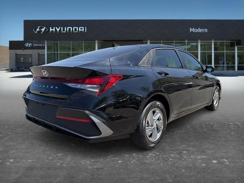 New 2026 Hyundai Elantra SE FWD image 3