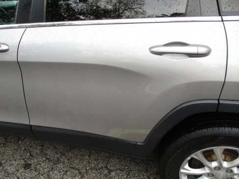 Used 2019 Jeep Cherokee Latitude w/ Popular Appearance Group AWD/4WD image 15