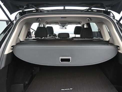 Used 2023 Nissan Rogue SV image 2