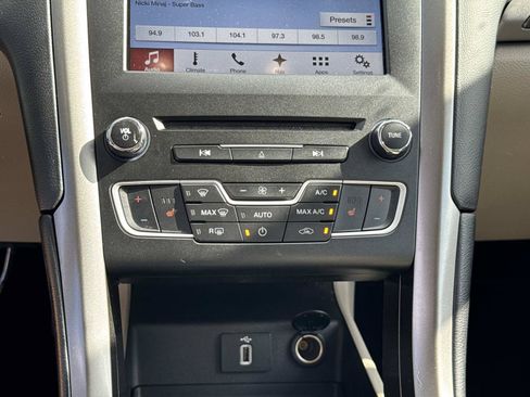 Used 2017 Ford Fusion SE w/ Fusion SE Technology Package FWD image 22