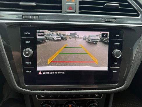 Used 2018 Volkswagen Tiguan SE w/ Panoramic Sunroof Package image 12