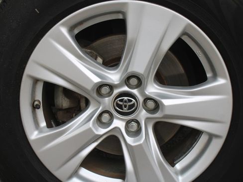 Used 2019 Toyota RAV4 XLE FWD image 18