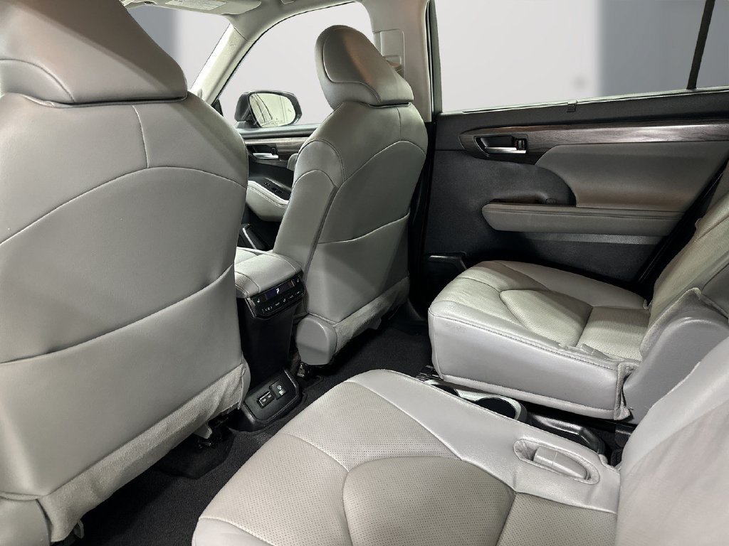 Used 2024 Toyota Highlander Platinum FWD image 15