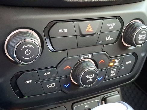 Used 2023 Jeep Renegade Latitude w/ Premium Group image 17