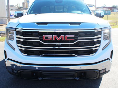 New 2026 GMC Sierra 1500 SLT image 16