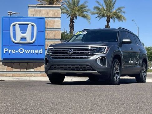 Used 2025 Volkswagen Atlas SE FWD image 4