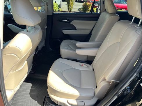 Used 2021 Toyota Highlander XLE AWD/4WD image 17