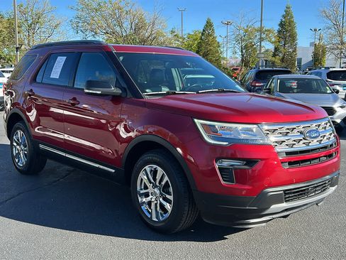 Used 2018 Ford Explorer XLT w/ Equipment Group 202A AWD/4WD image 3