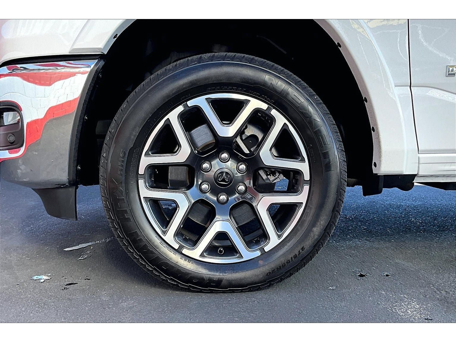 Used 2025 RAM 1500 Laramie AWD/4WD image 9