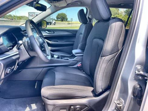Used 2024 Jeep Grand Cherokee L Laredo RWD image 11