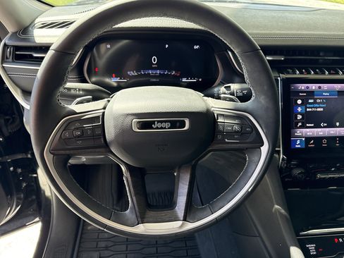 Used 2023 Jeep Grand Cherokee Limited w/ Black Appearance Package image 17