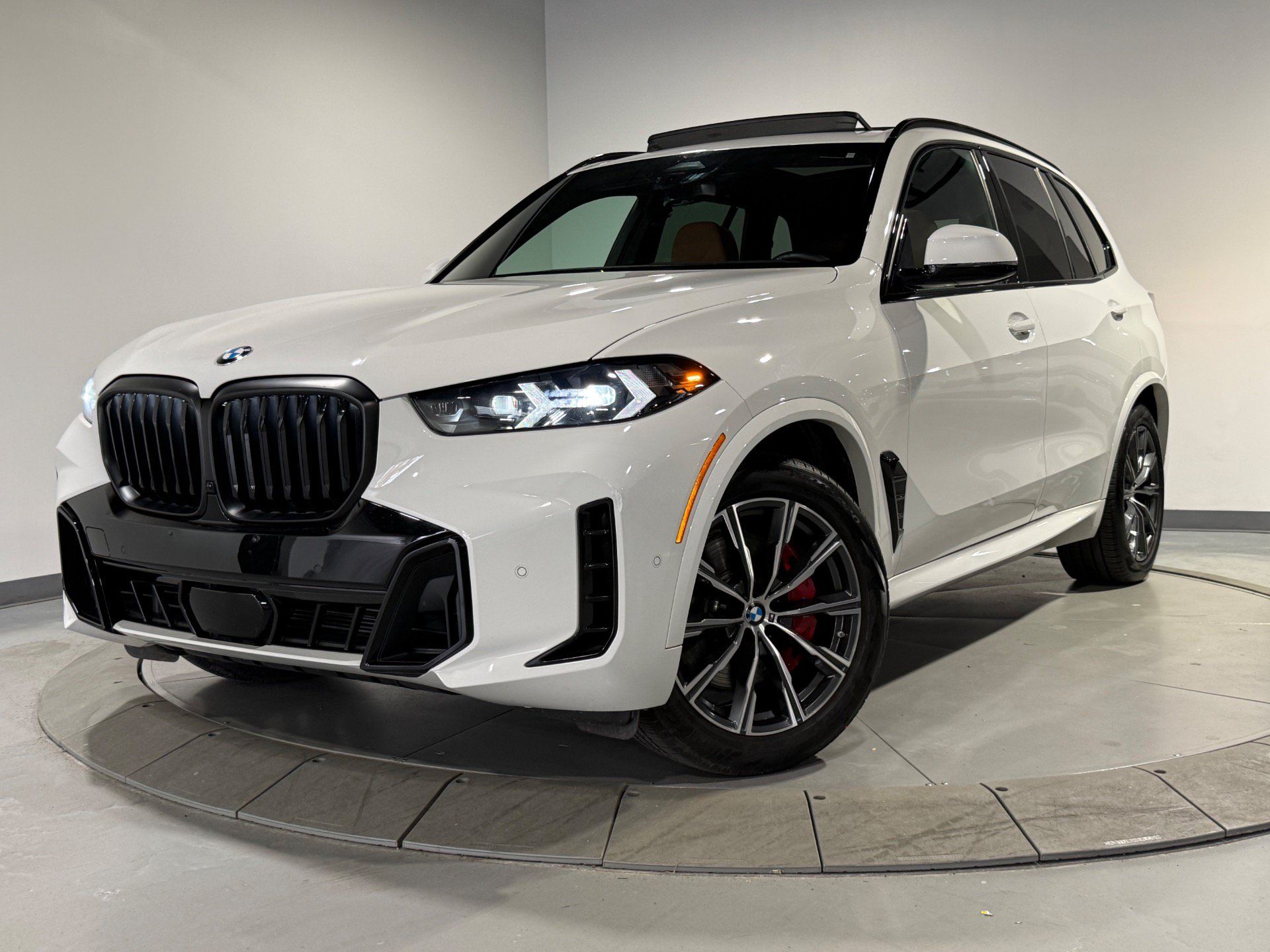 Used 2026 BMW X5 xDrive40i w/ M Sport Package AWD/4WD image 1