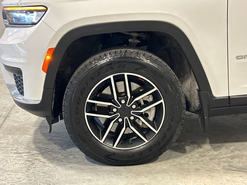 Used 2022 Jeep Grand Cherokee L Laredo w/ Luxury Tech Group I image 11
