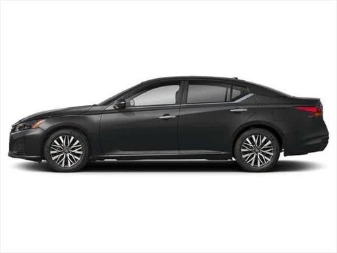 Used 2025 Nissan Altima 2.5 SV FWD image 3